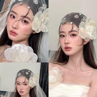 小众高级山茶花边夹发饰新娘晨袍缎面婚纱贝壳花头饰结婚妆造配饰