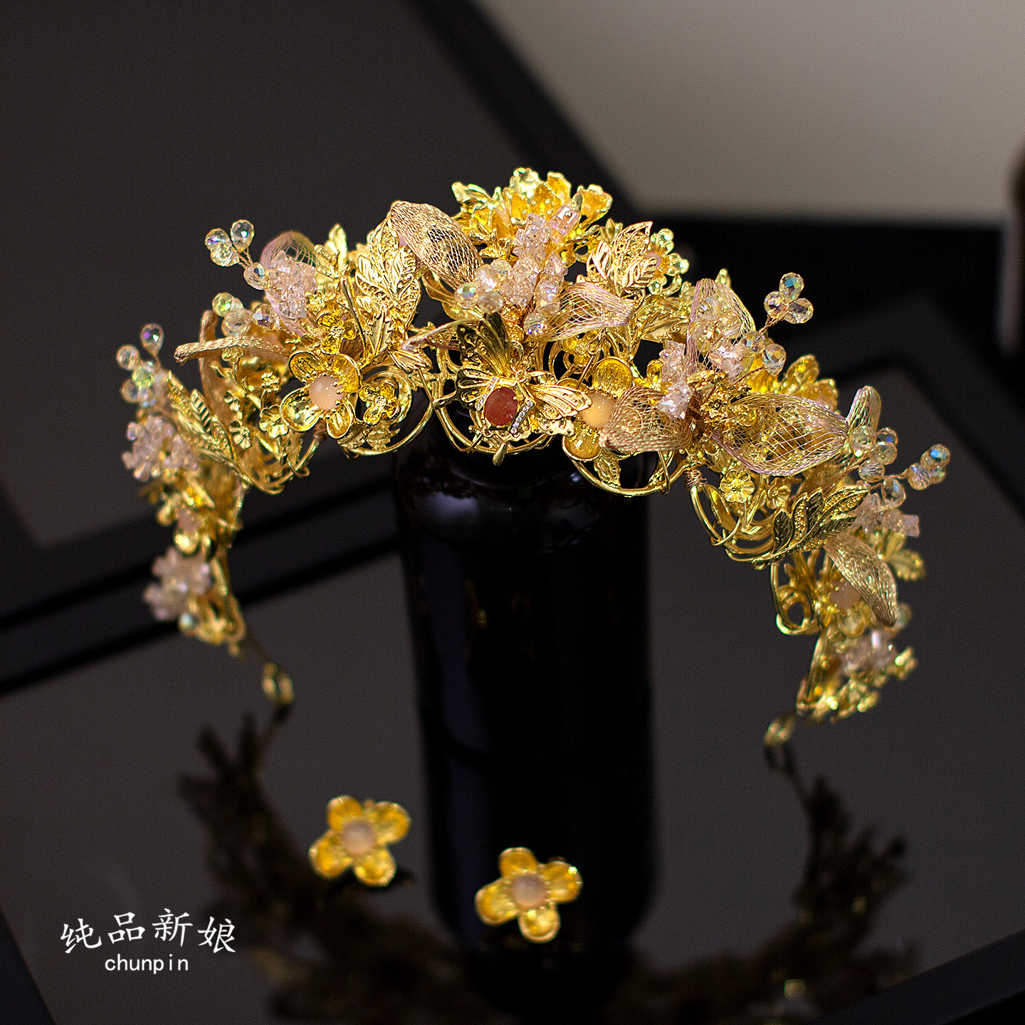 简约中式新娘龙凤褂黄金色头冠图片