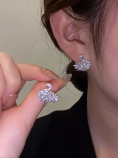 银色满锆天鹅耳钉耳环女闪亮网红百搭耳饰简约风2022新款防过敏潮