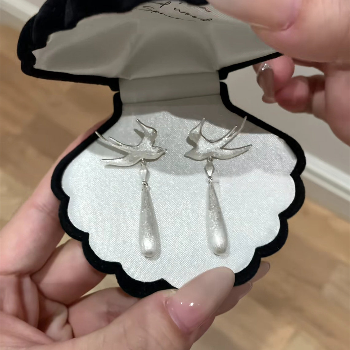【燕语流光】银色拉丝哑光燕子水滴耳钉耳环女古风酷飒设计感耳饰图片