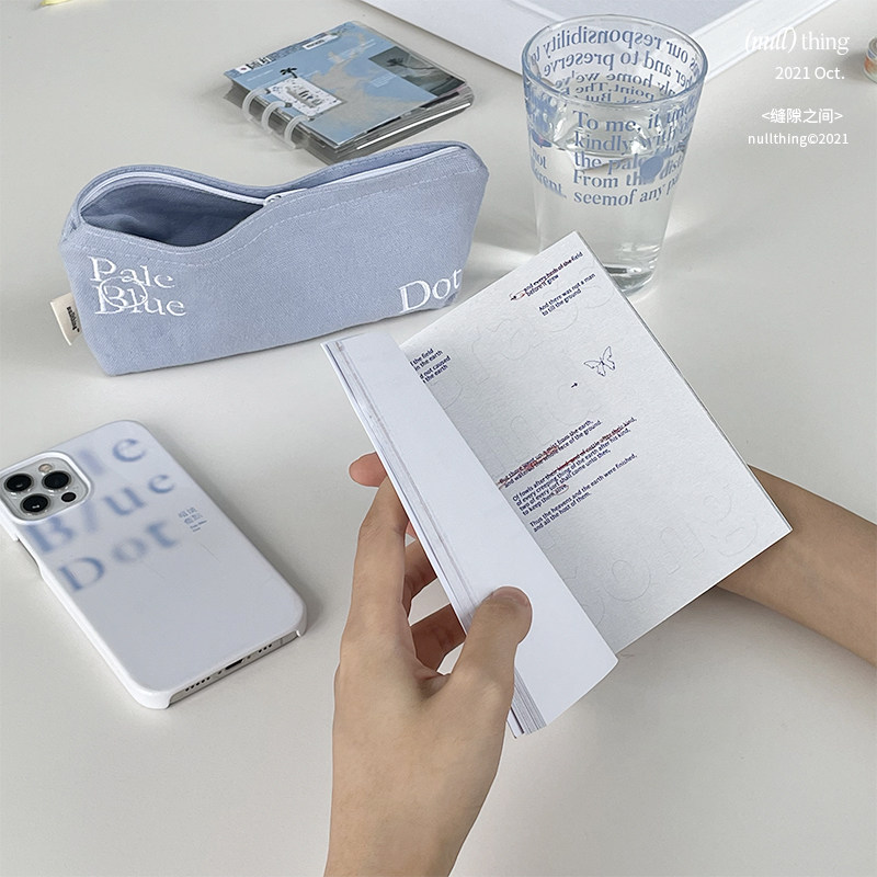 아무것도 없는 독립적인 디자인 핸드북 자료 사이의 간격 이 창의적 찢을 수 있는 그림책 틈새 배경 카드 그림