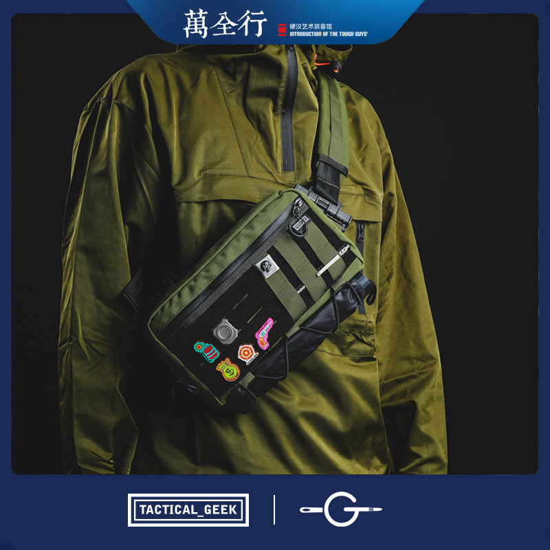 战术极客日常通勤单肩包轻量化