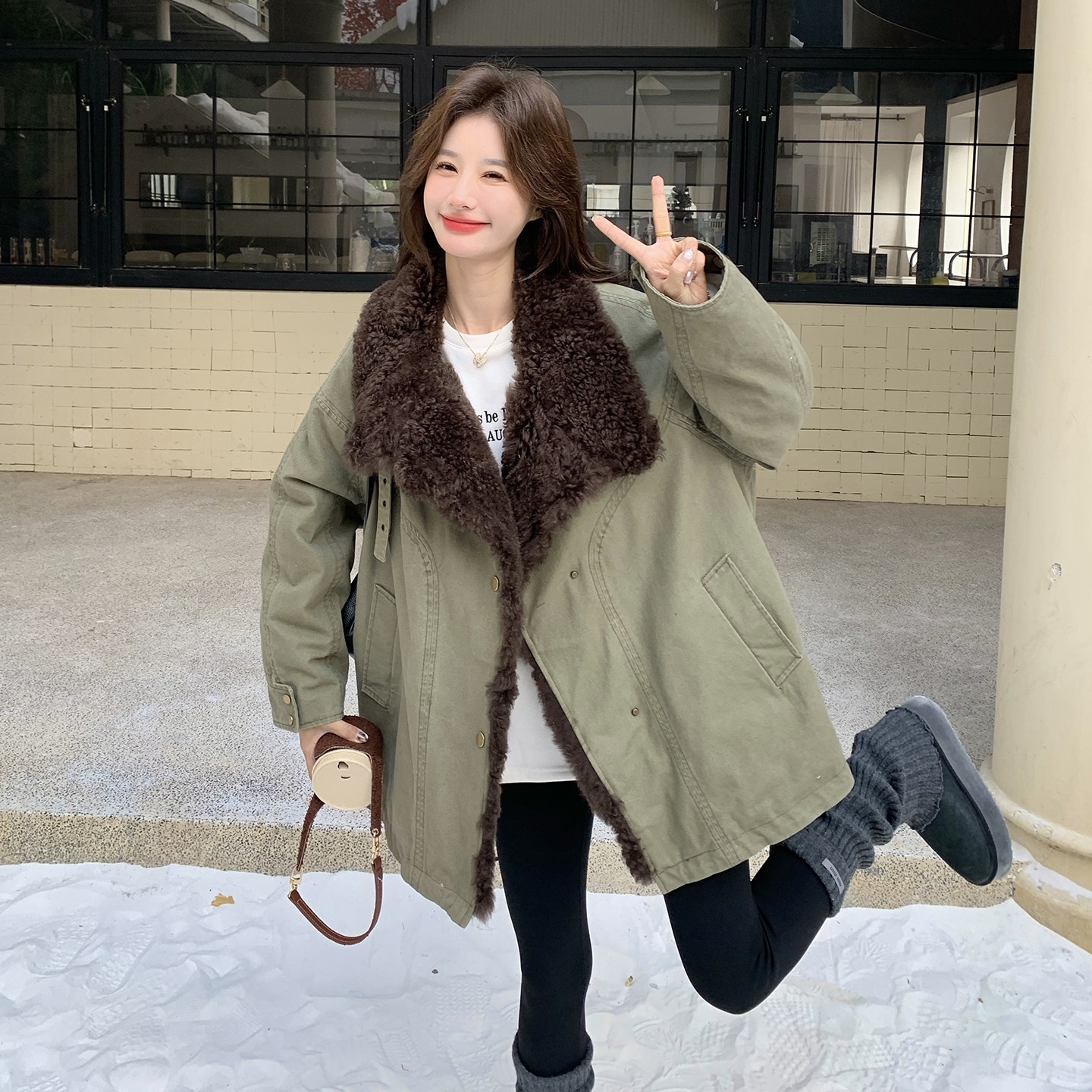 军绿色羊羔毛领派克服女2025新款中长款白鸭绒羽绒服保暖