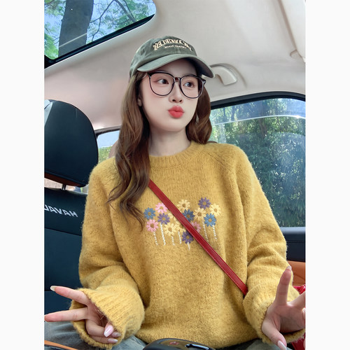 黄色甜美少女风花朵刺绣圆领毛衣女秋冬2026新款宽松显瘦针织上衣