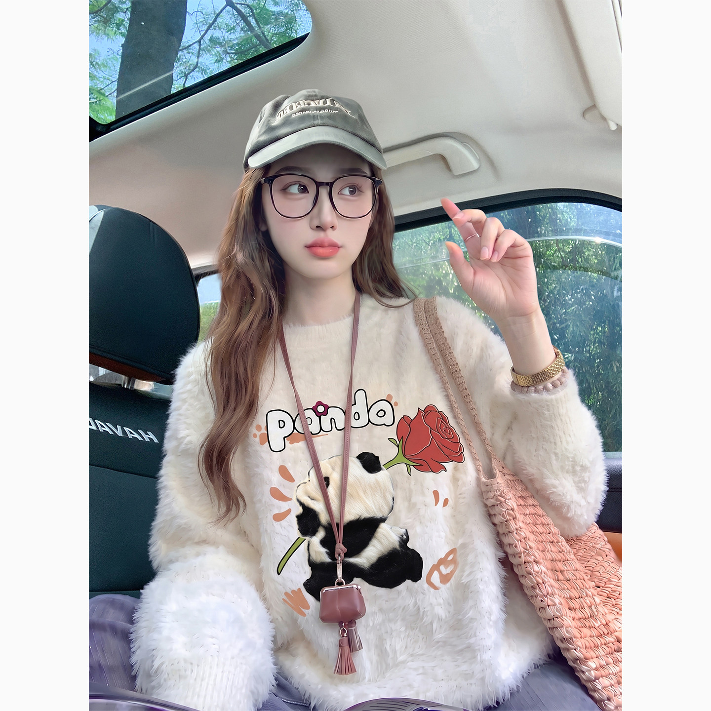 米白色卡通绣花贴布毛衣女秋冬2026新款小众加厚水貂绒穿搭针织衫