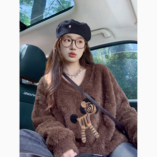 咖色复古小马绣花水貂绒毛衣女秋冬2026新款宽松加厚马海毛针织衫