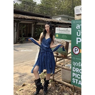 日了个韩|宽松度假风不规则荷叶边收腰绑带V领碎花吊带连衣裙女