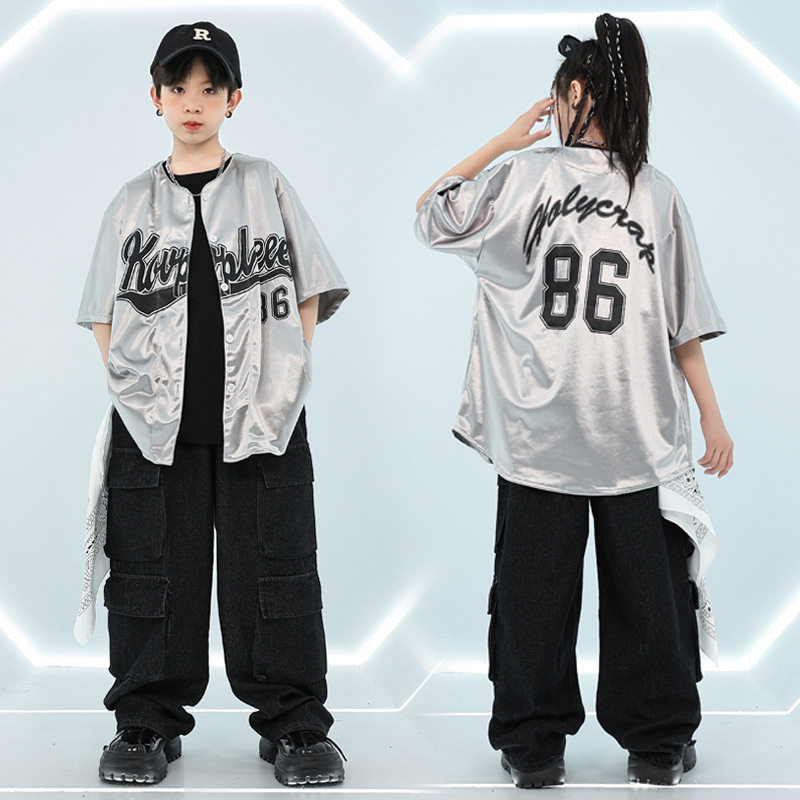 少儿hiphop演出服银色亮片夏季套装短袖棒球衫嘻哈酷炫架子鼓模特 - 实物图
