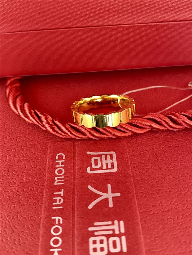 周大福足金ING系列蜂巢戒指简约女戒黄金指环 正品克减80 F218567
