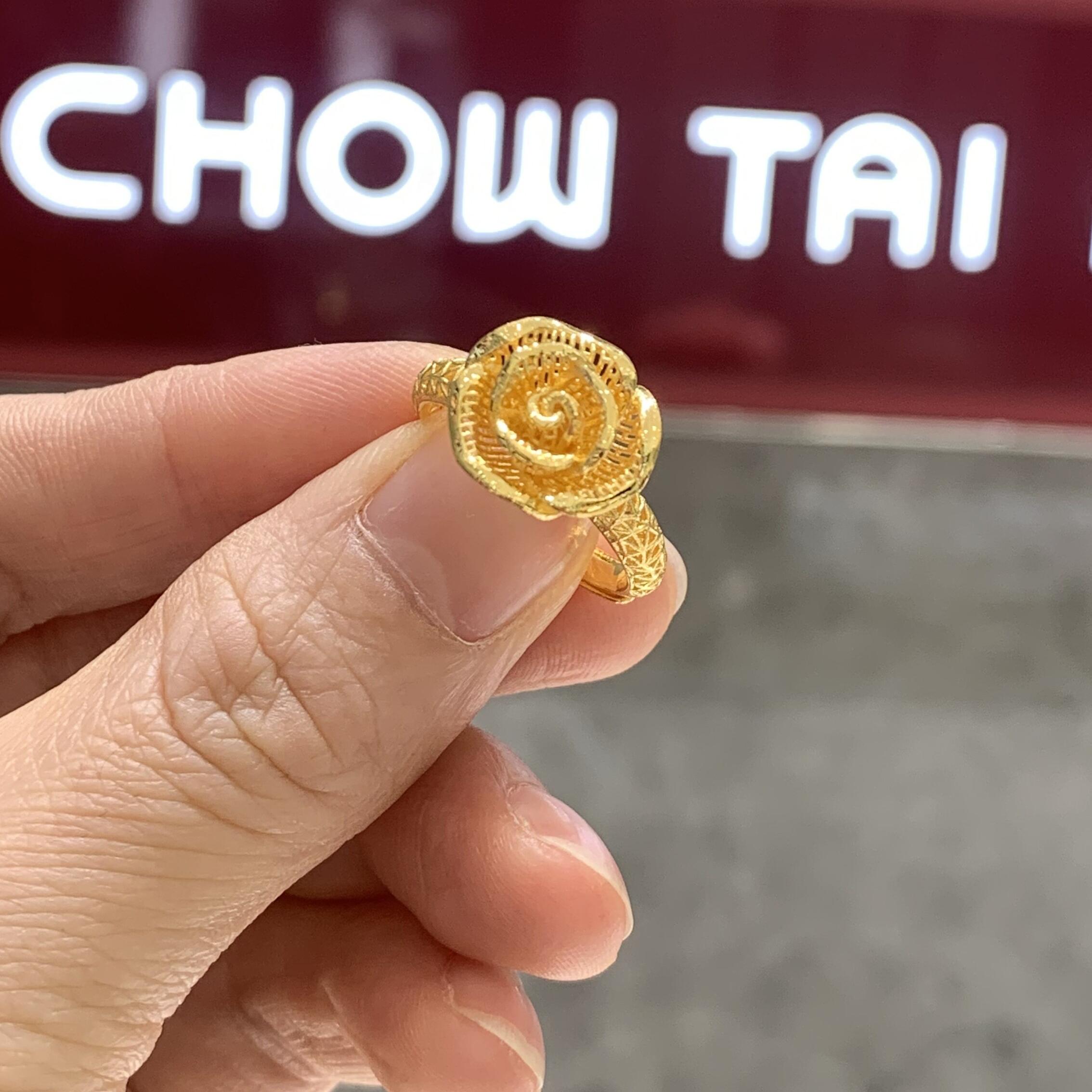 周大福镂空花朵足金黄金戒指