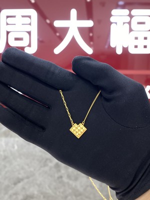 周大福菱格纹爱心吊坠流金岁月