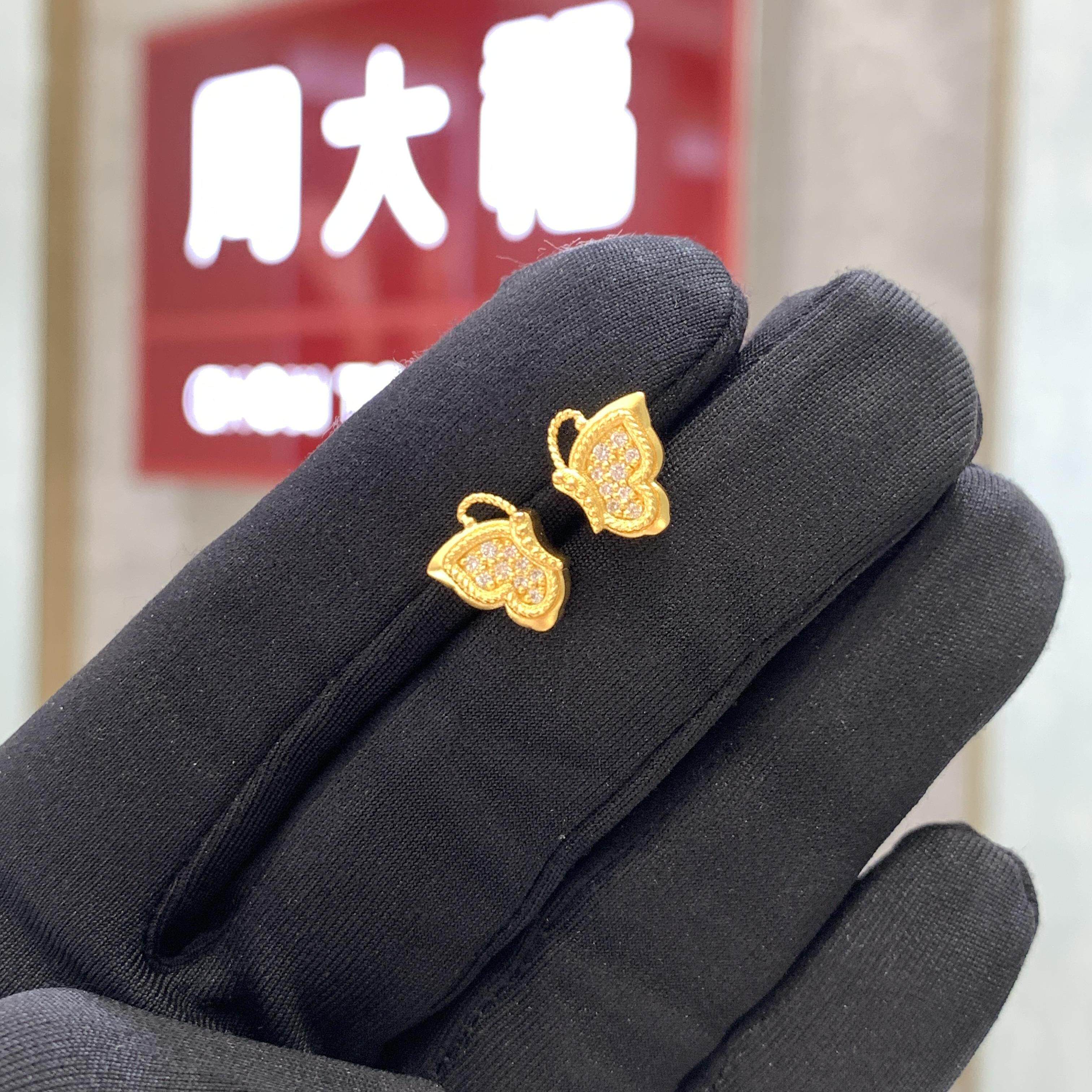 周大福双蝶喜相逢蝴蝶黄金耳钉