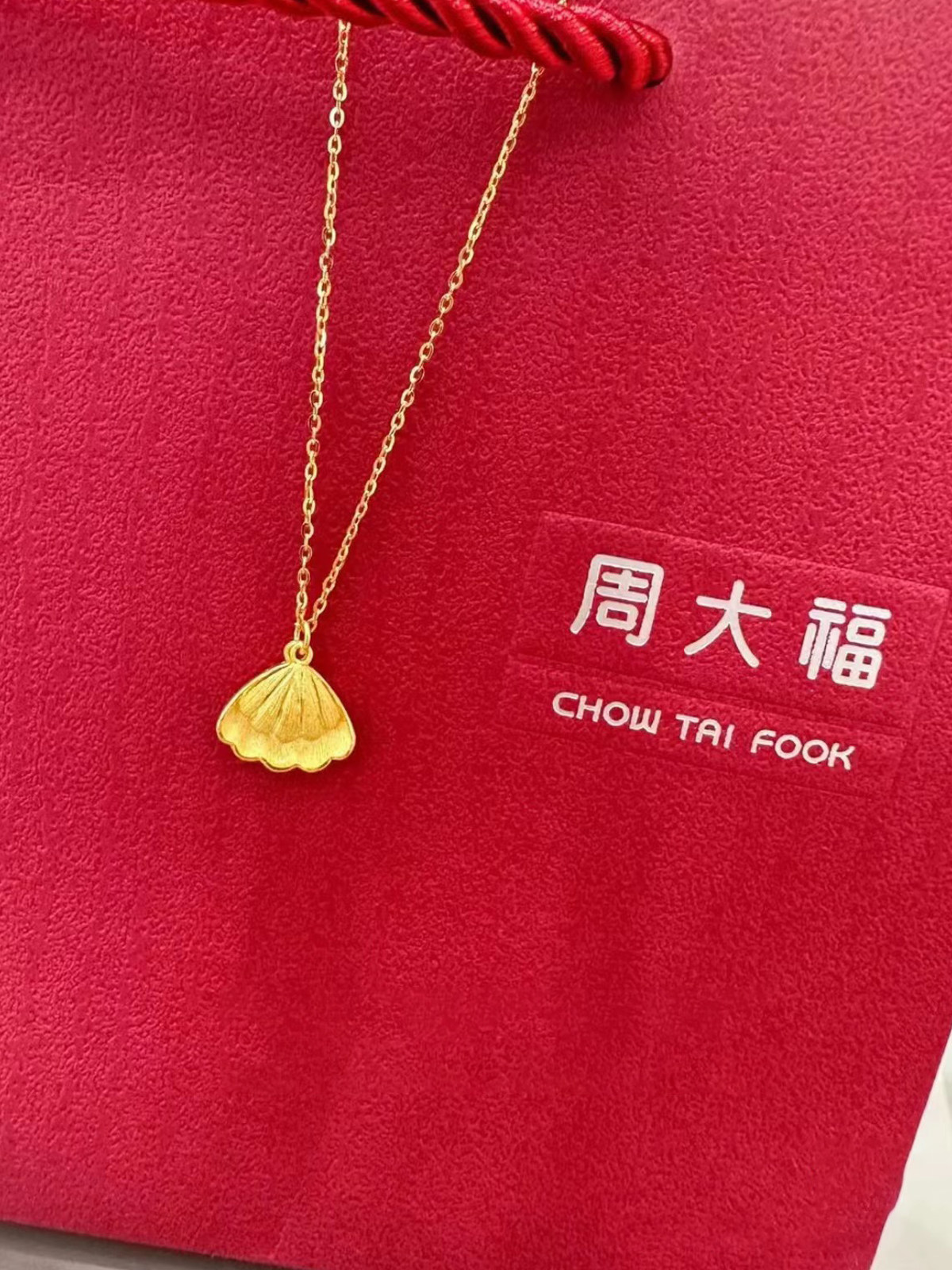 周大福简约贝壳吊坠足金黄金项链图片