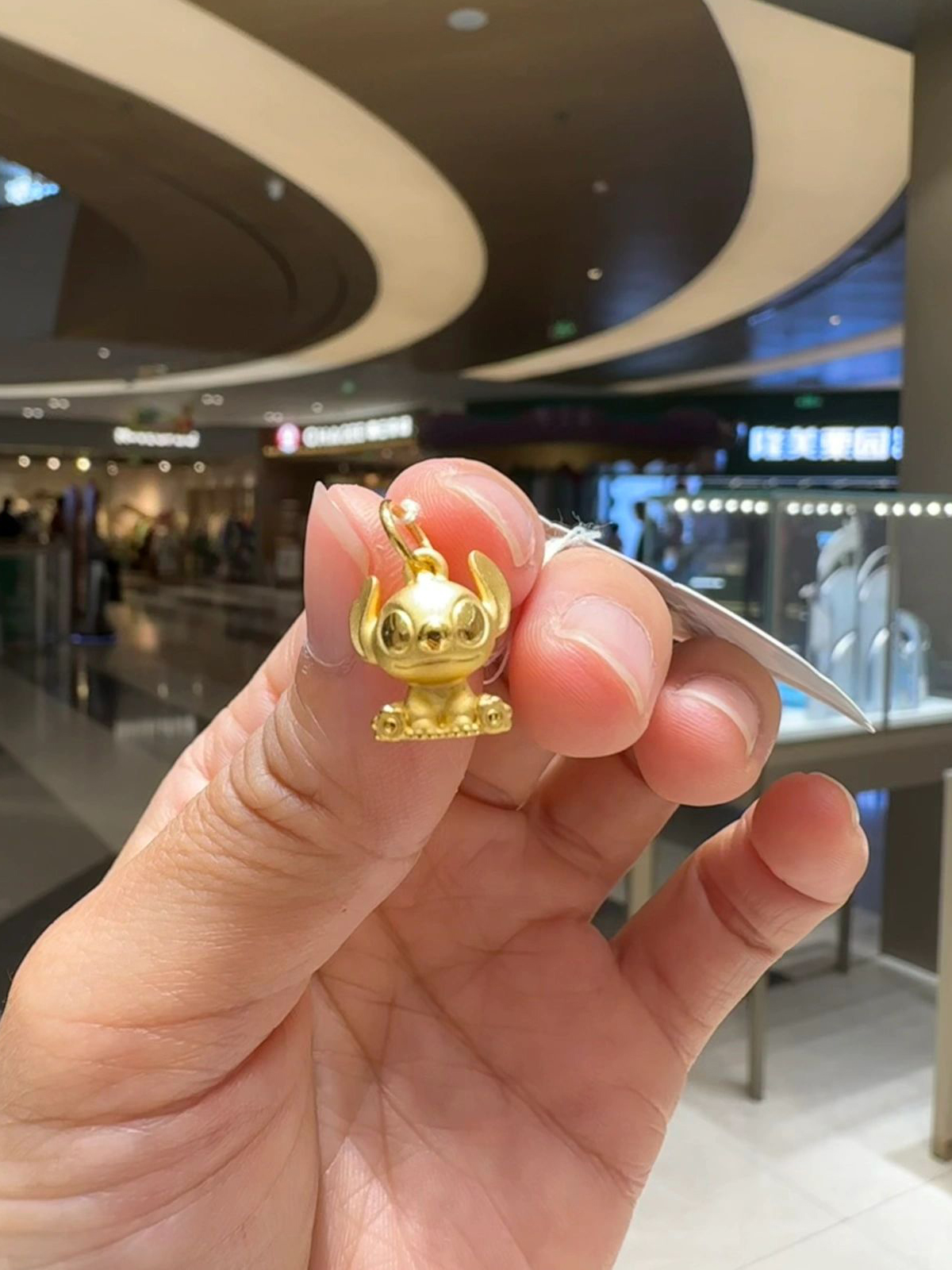 周大福史迪奇足金黄金吊坠