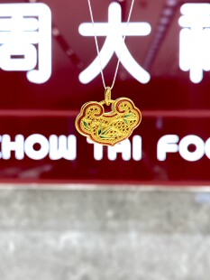周大福代购传承系列竹报平安黄金吊坠珐琅如意小锁正品7折 R26876