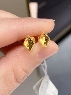 周大福菱形鱼鳞黄金耳钉