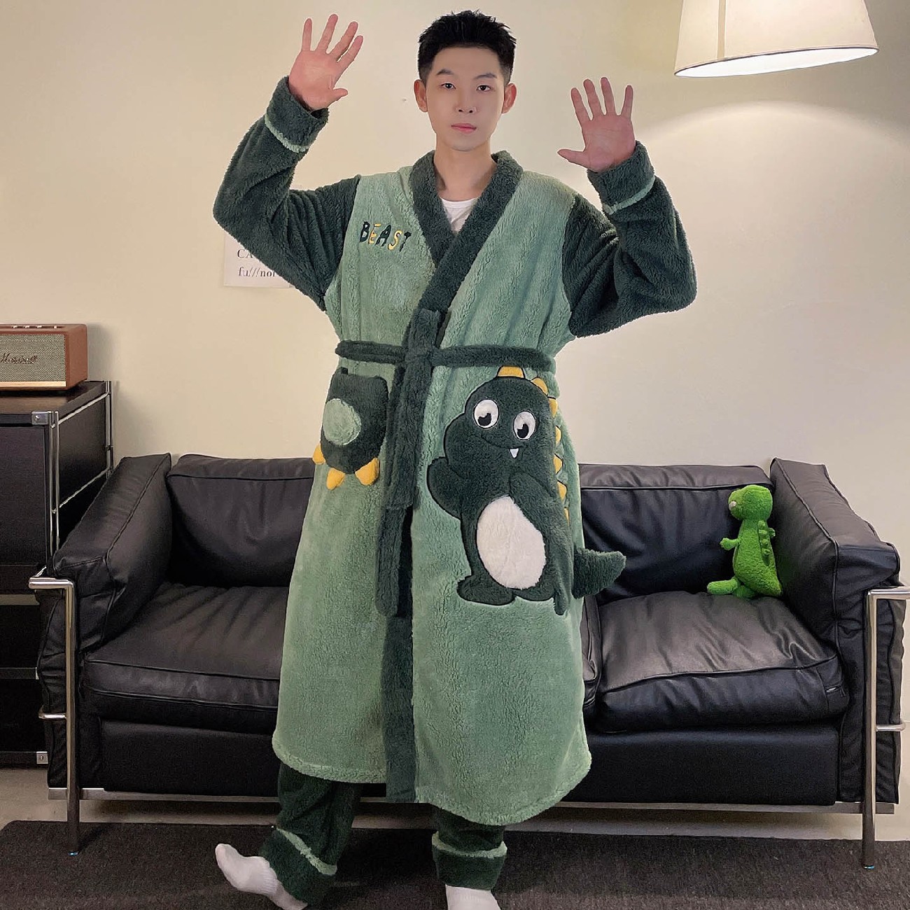 冬季新款男士珊瑚绒睡袍带裤子卡通恐龙家居服浴袍两件套和服睡衣