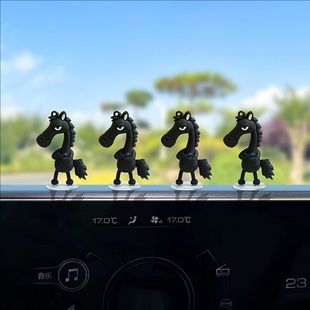 小马车摆件萌趣可爱马年吉祥物汽车摆件天选高冷黑马公仔电