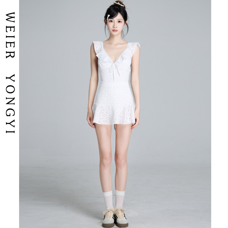 泳衣女2026新款女士性感V领白色连体吊带露背裙式泡温泉度假泳装