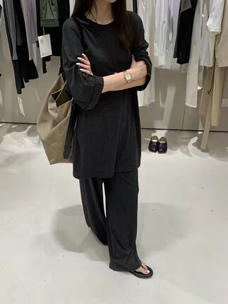 孤ZURICH HOME ROW系穿搭松弛感 深花灰色中长款T恤+棉质阔腿裤