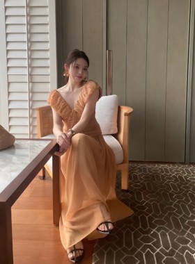 INHERE2025年法式复古褶皱收腰显瘦连衣裙女气质高级感无袖长裙子