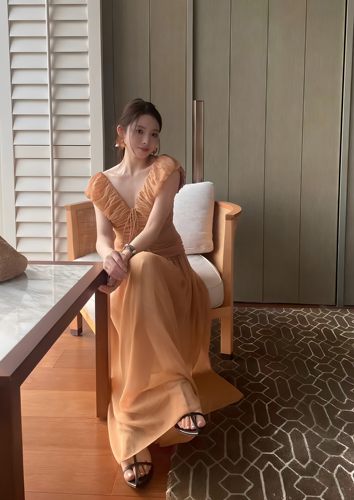 INHERE2025年法式复古褶皱收腰显瘦连衣裙女气质高级感无袖长裙子