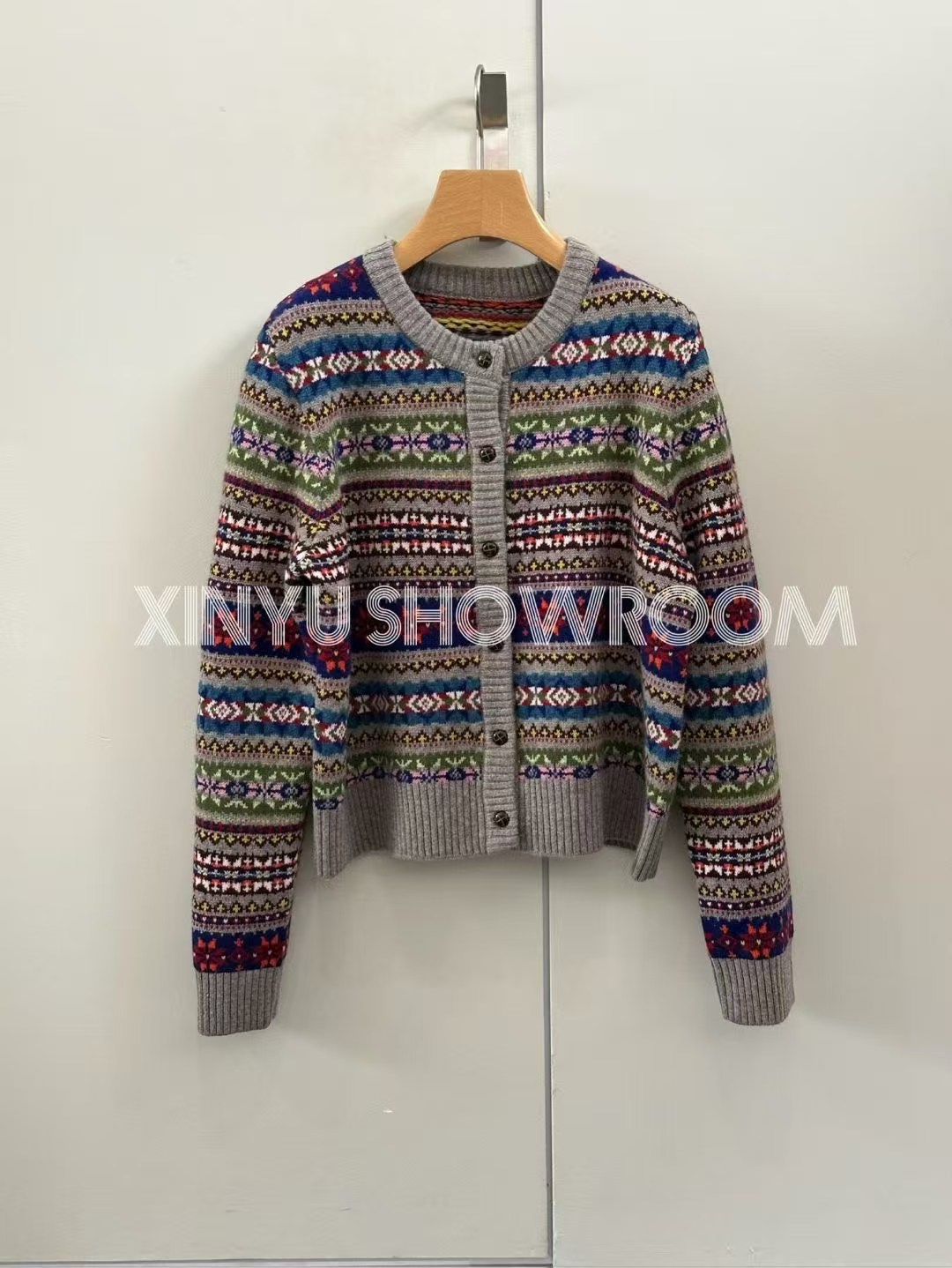 Sue.M 重工提花费尔岛100%羊毛彩条开衫25秋定制14种纱圆领针织衫