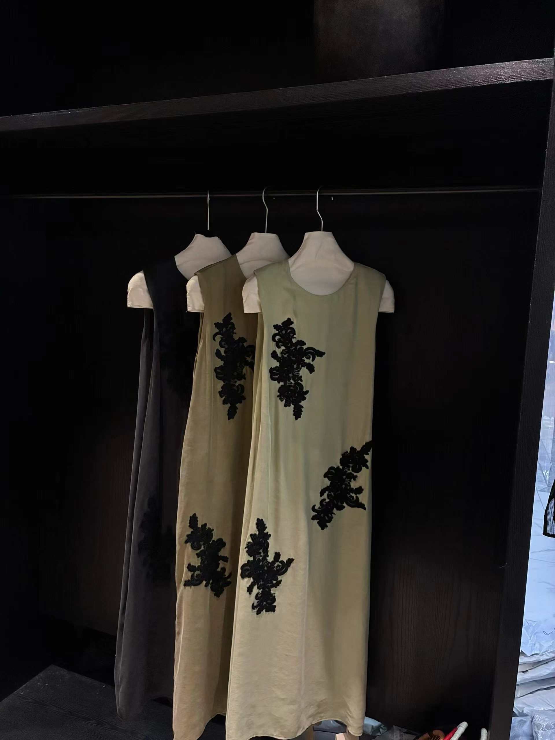 异形狄卡洛刘久久juneee绿色高级感连衣裙女莱赛尔天丝无袖背心裙