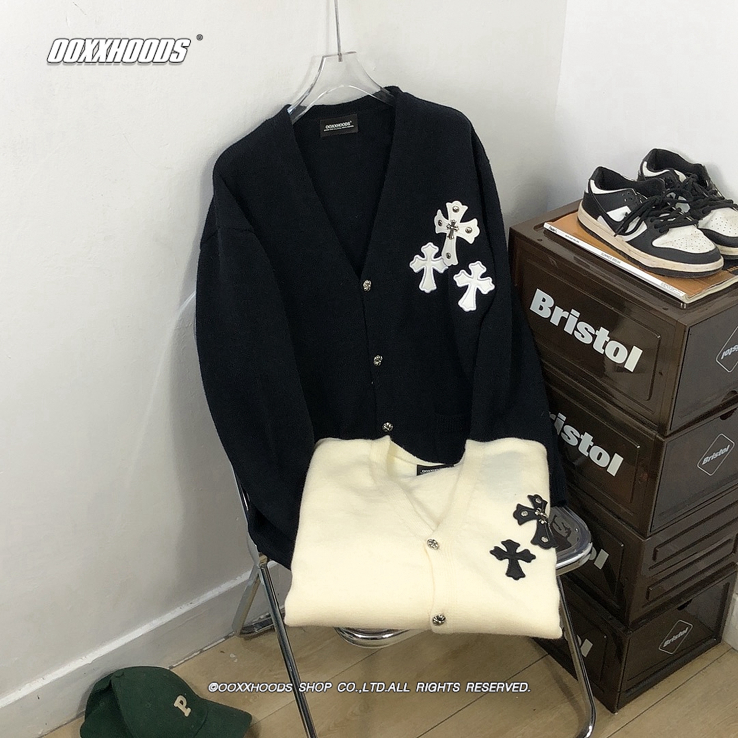 立体贴皮十字架刺绣金属纽扣毛衣