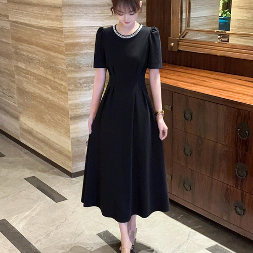 夏季短袖2025年珍珠连衣裙小黑法式裙子女爆款显瘦2025新款高级感