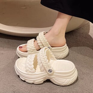 女款 凉拖鞋 2026新款 外穿踩屎感时尚 女士平底宽脚 夏季 厚底凉鞋