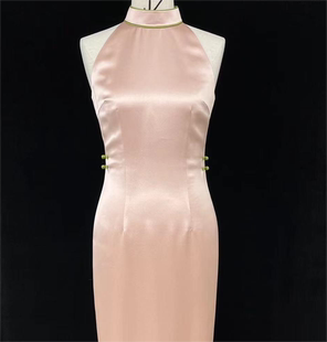 华裳苏言 藕粉真丝织金削肩旗袍