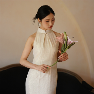 华裳苏言2025新款织金削肩旗袍