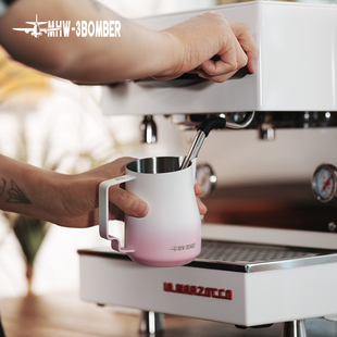 MHW 不锈钢打奶泡杯450ml拉花缸 3BOMBER轰炸机渐变粉涡轮打奶缸