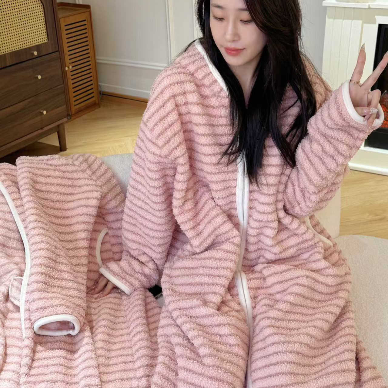 [加厚款]行走的被窝-保暖韩系连帽米粒绒大码家居服外出条纹睡袍