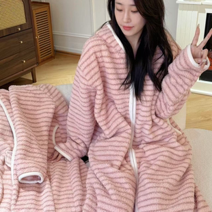 [加厚款]行走的被窝-保暖韩系连帽米粒绒大码家居服外出条纹睡袍