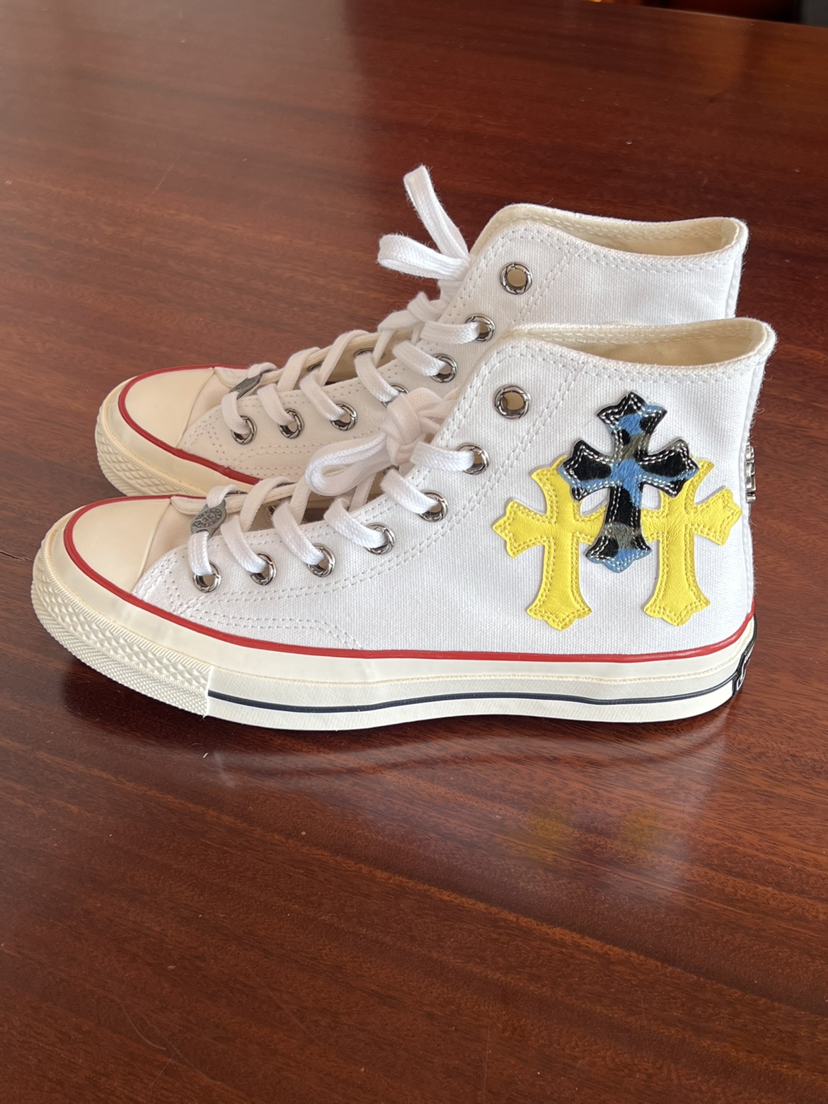 十字架绣皮气眼扣鞋片米白帆布鞋