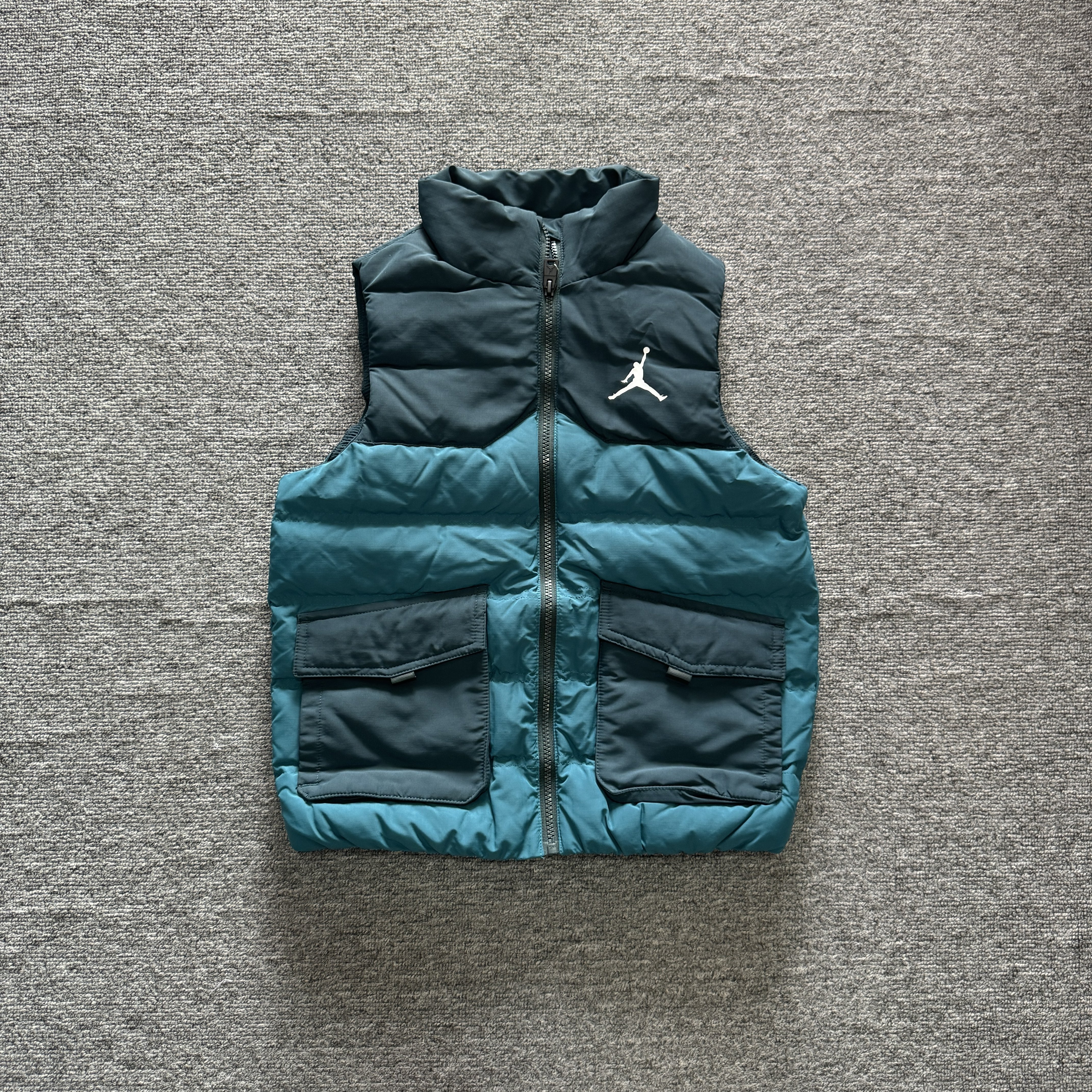 Nike Jordan 青少年大童立领防风拒水运动马甲羽绒服FB1673-398