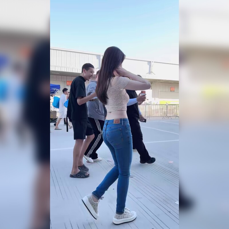 时尚修身低腰牛仔裤铅笔裤常规版型展现独特魅力打造潮流穿搭