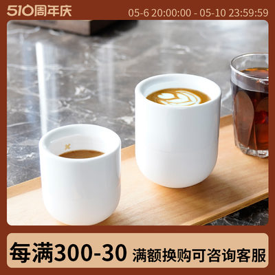 手捧咖啡意式浓缩茶杯