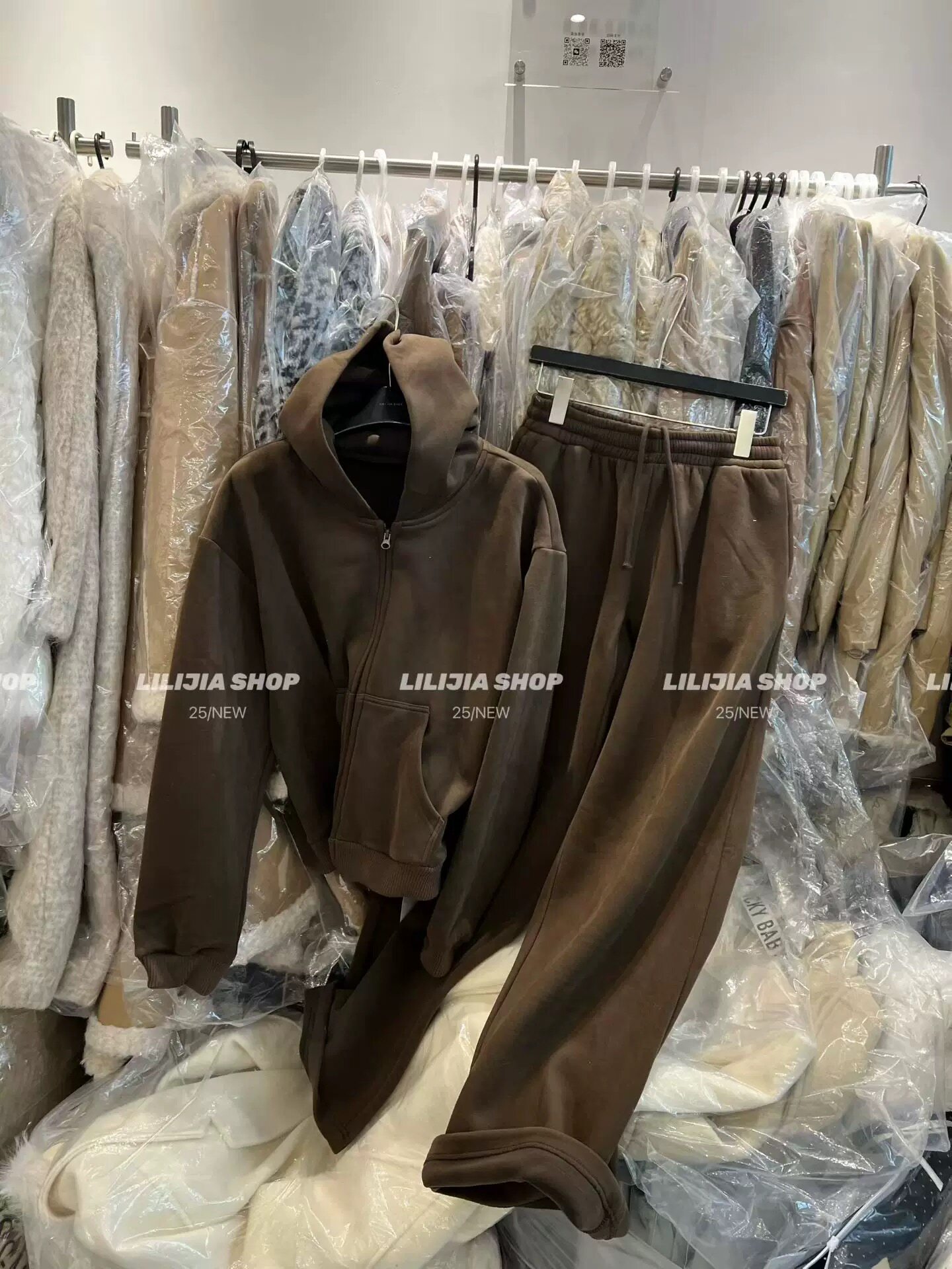 2025冬慵懒白色连帽休闲加绒卫衣套装女抽绳阔腿裤两件套