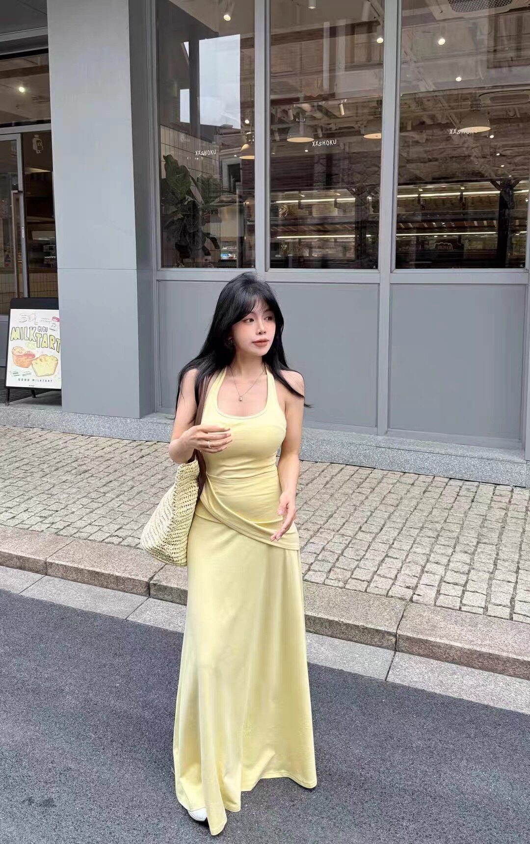 设计感别致褶皱气质吊带连衣裙女2026春季显瘦A字裙长裙