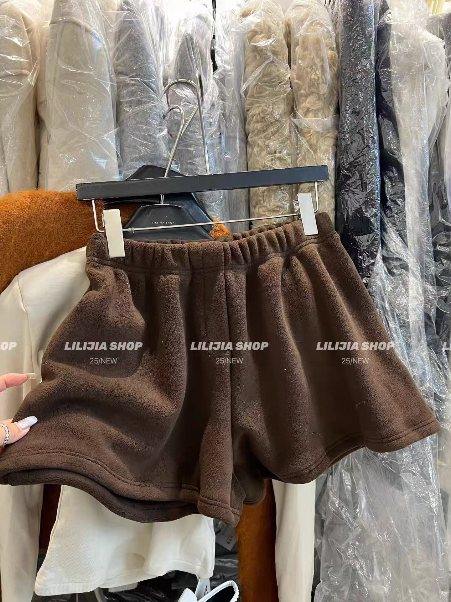 2025秋冬新款韩版时尚百搭显瘦颗粒绒加厚a字宽松短裤女