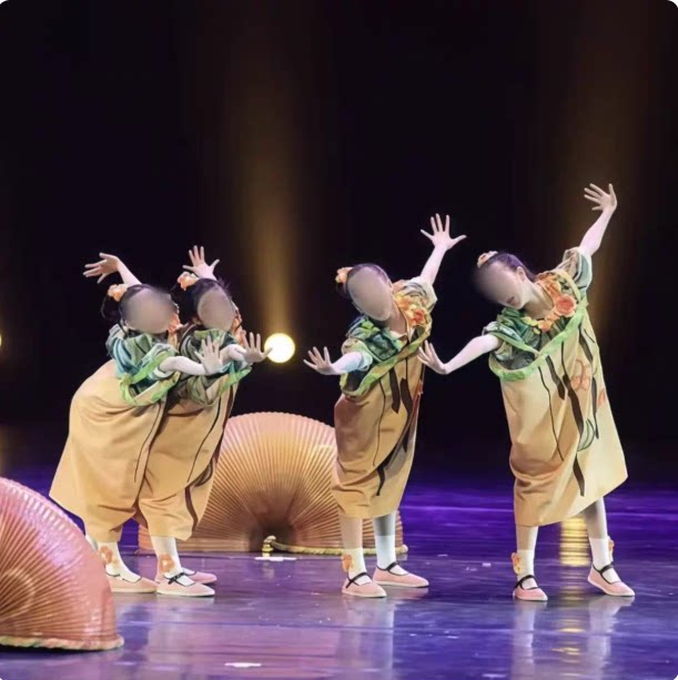 六一小荷风采《挖哩哩》儿童演出儿童演出服