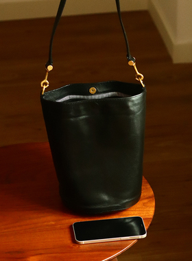 peshawar | 秋冬新款黑色水桶包女式真皮复古牛皮托特包松弛感