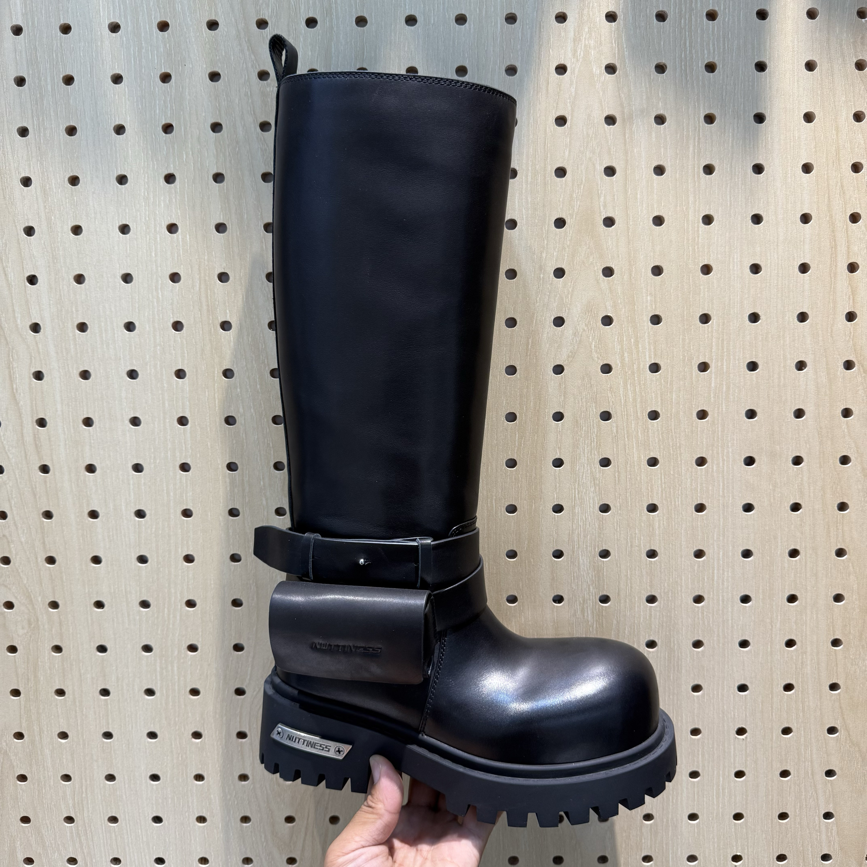 欧洲站骑士靴2025秋真皮方跟套筒小众时尚个性皮带包包时装长筒靴