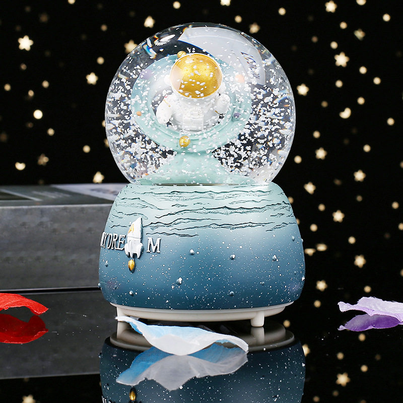 宇航员飘雪水晶球太空人