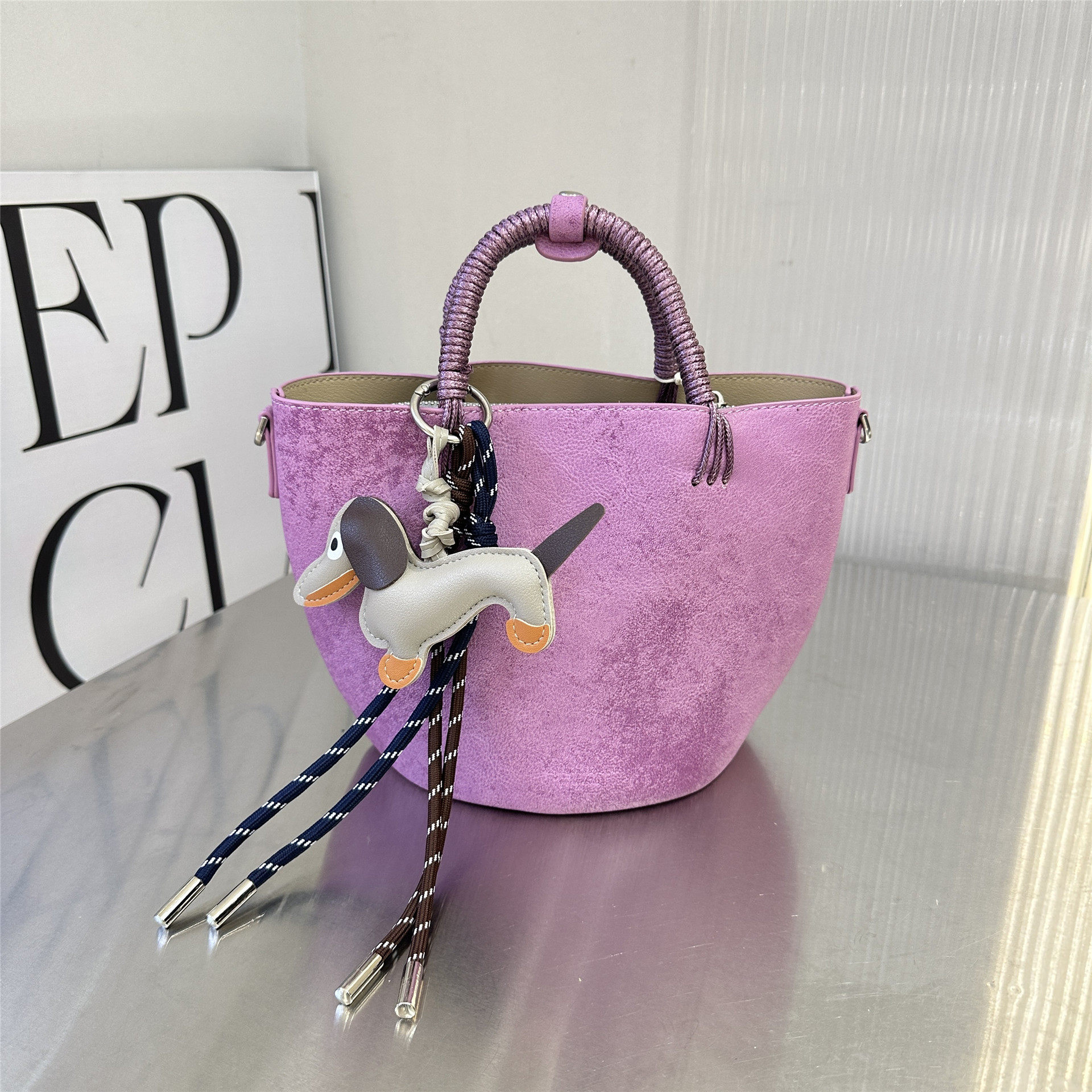 2026小众设计腊肠狗挂件紫色水桶包女大容量编织手柄通勤包高级感