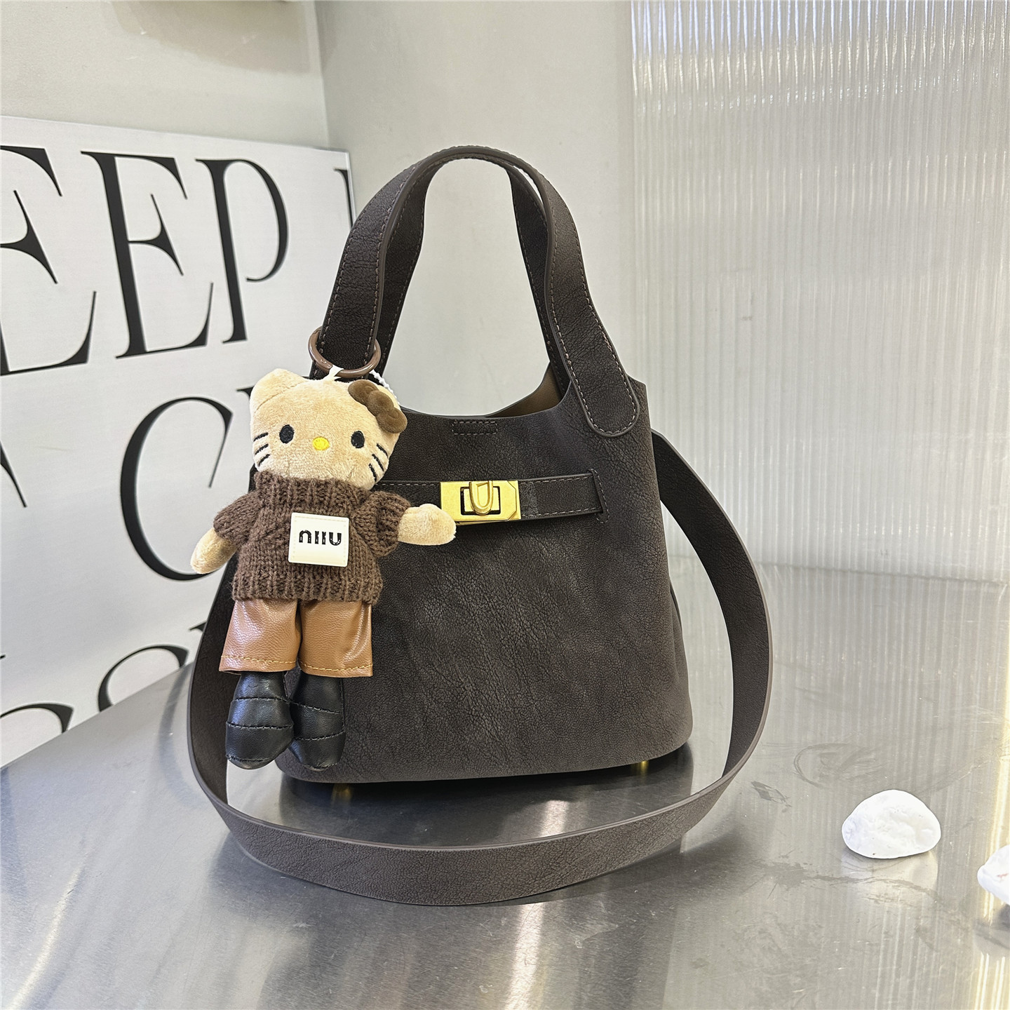 2025新款水桶包女时尚百搭手提包高级感小众设计单肩斜挎包水桶包