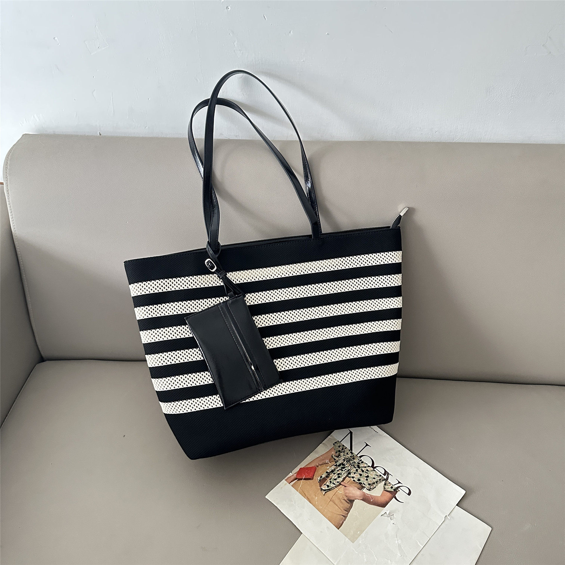 2026新款时髦黑白条纹大容量时尚百搭单肩包通勤托特沙滩包妈咪袋